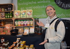 Gabriëlle Wittock van Yuma kwam bij Mont Blanc Foods op bezoek, de crackers van Yuma bevatten duurzaam krekeleiwit.